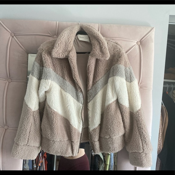 Sherpa zip up jacket with chevron pattern. Size Medium - Picture 4 of 5